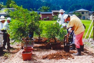 H１８年度「緑の募金森づくり事業」早川観光協会員による植樹。