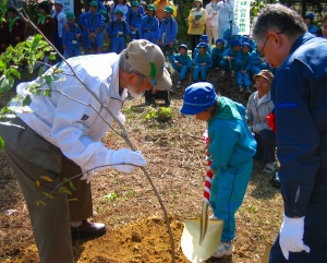 伊藤理事長ほか、来賓によるブナの苗木の記念植樹