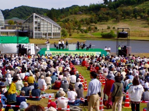 新潟県立植物園で開催され、宗次郎のオカリナコンサートには大勢が集まりました。