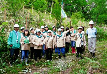 阿賀野市緑の少年団の子ども達と王ヶ峰山に植樹を行いました。（Ｈ24年度緑の募金森づくり事業）