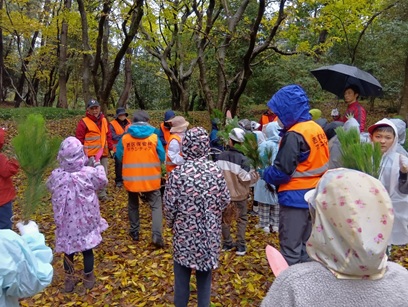 雨ふりの中集合